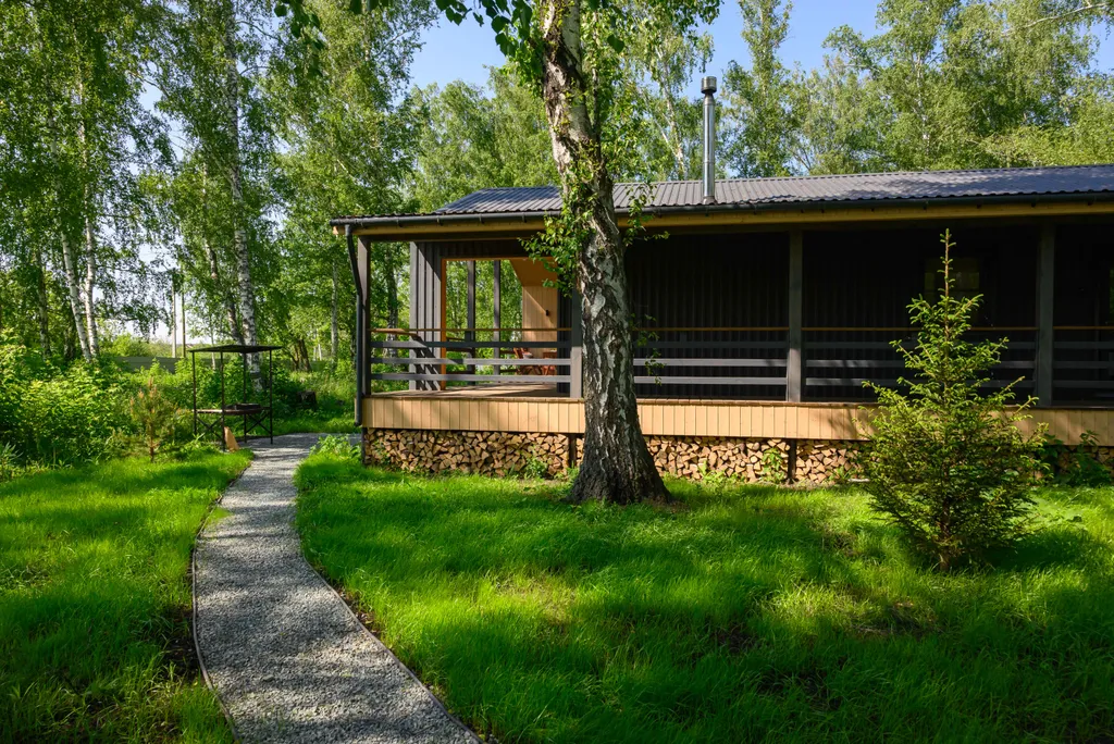 Дом с камином, баней и чаном в лесу у озера
