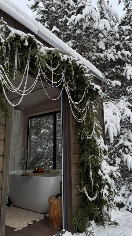 Скандинавский дом с ванной внутри и видом на лес