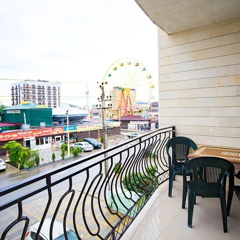 Номер с видом на парк аттракционов
