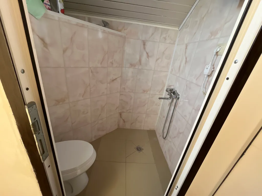 Светлая студия с видом на горы