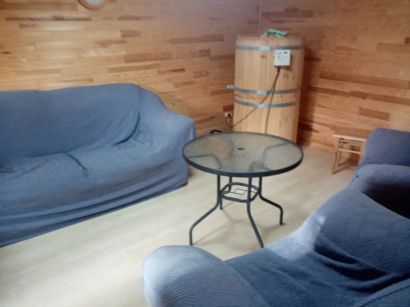 комната отдыха в бане с кедровой бочкой комната отдыха в бане с кедровой бочкой