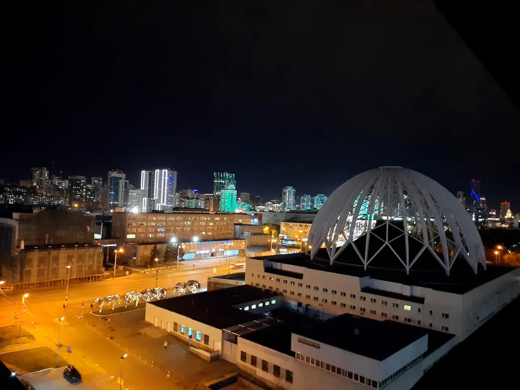 Удобная локация в самом центре у метро с видом на город и арену