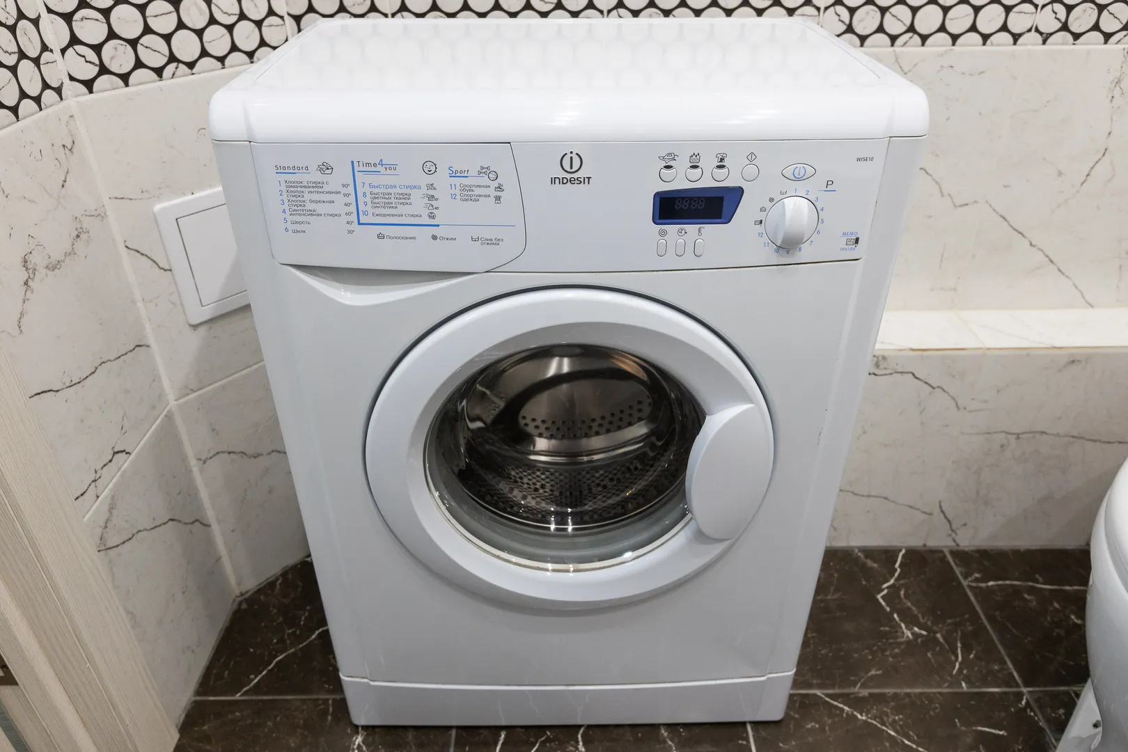 Автоматическая стиральная машина Indesit в ванной комнате | Апартаменты "Тихая гавань"