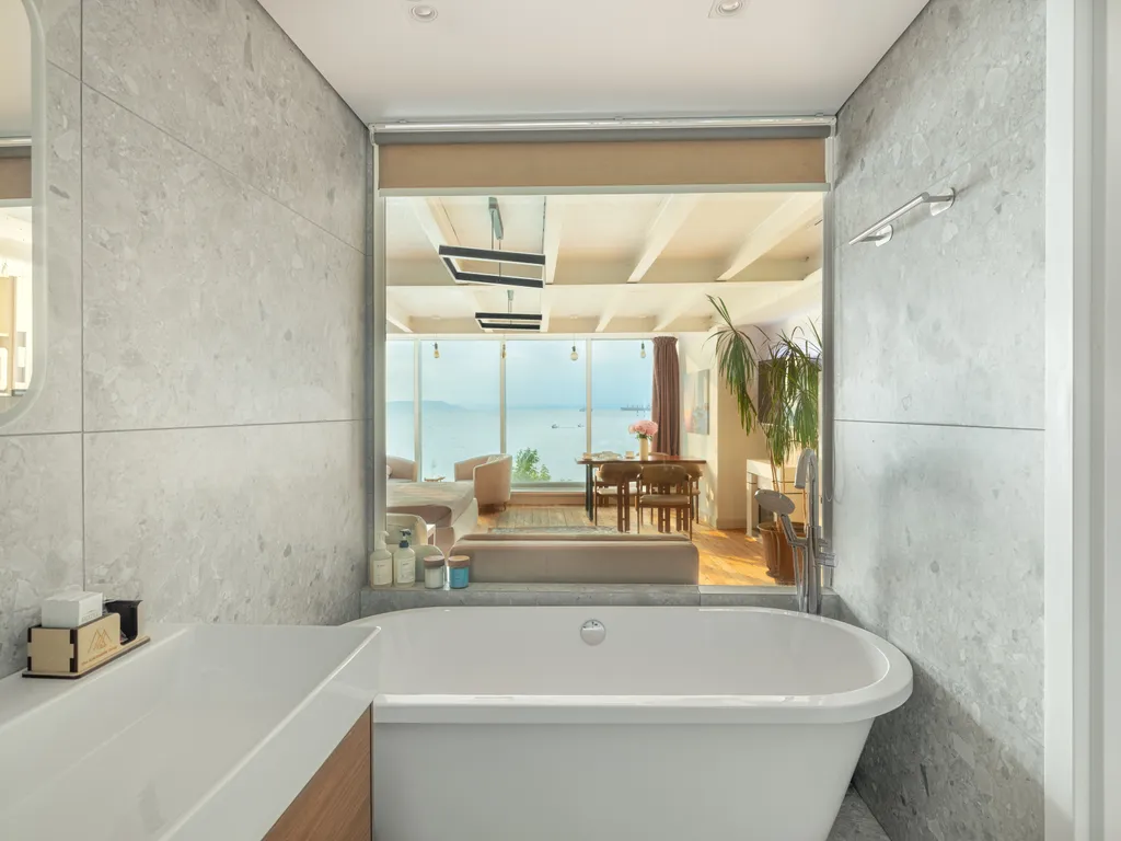 Квартира с джакузи, камином и панорамным видом на море