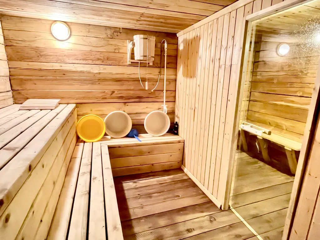 Благоустроенный просторный коттедж с видом на горы для большой компани