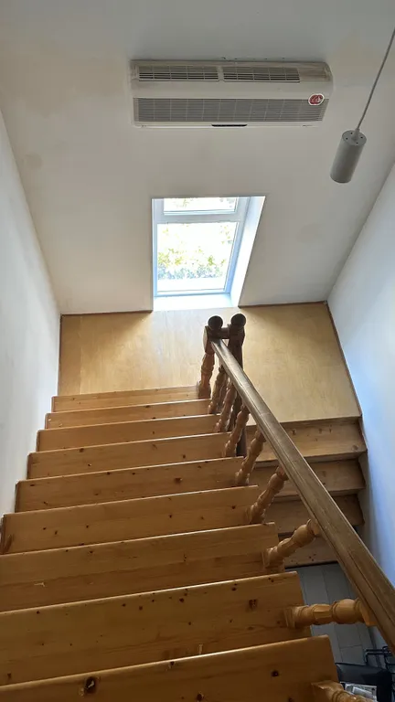 Большой двухэтажный дом в черте города и недалеко от моря