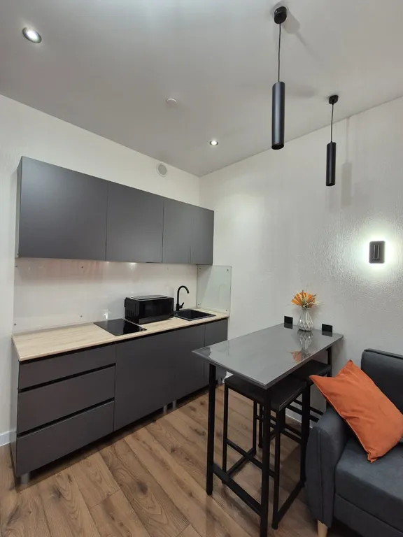 Квартира Квартира Студия увеличенной площади с удобным диваном-кроватью и кухней — Москва