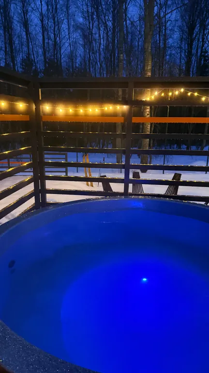 Коттедж с русской баней, горячей джакузи под звездам и бассейном