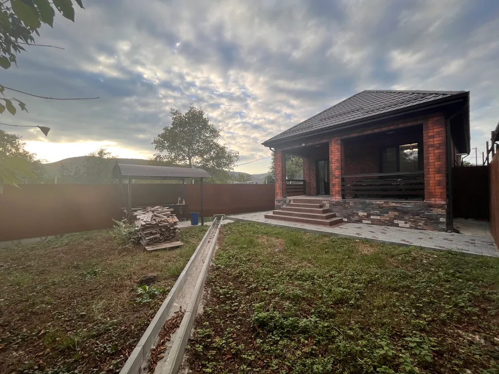 Отличный дом со своим двором в центре поселка