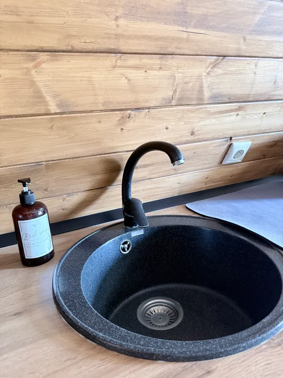 А-фрейм с бассейном и видом на озеро