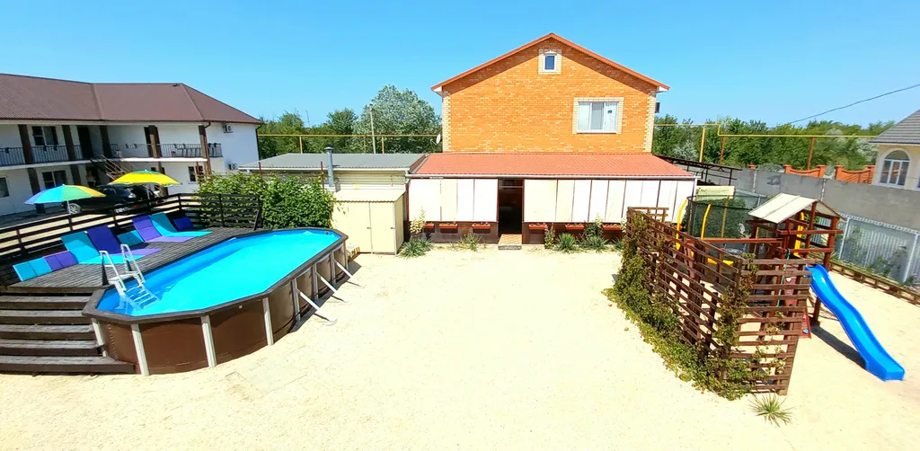 Спальня, кухня с диваном, балкон