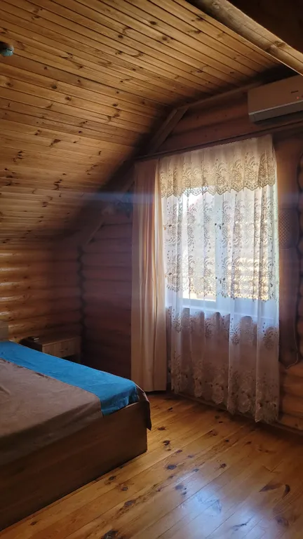 Деревянный домик возле моря