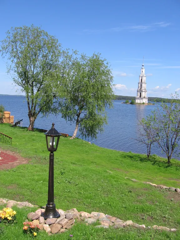 Дом на берегу волги, с видом на затопленную колокольню