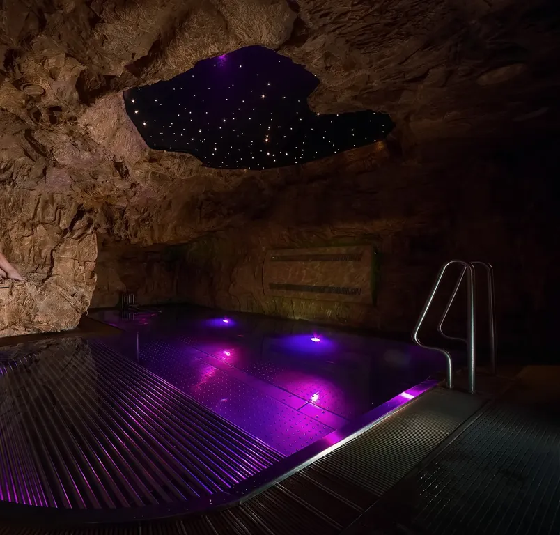 Дом-замок в Москве! Спа-зона, барбекю-зона внутри, караоке, кинозал...