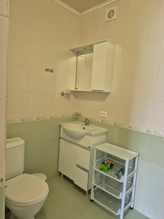 Часть дома с верандой и видом на море, горы и храм