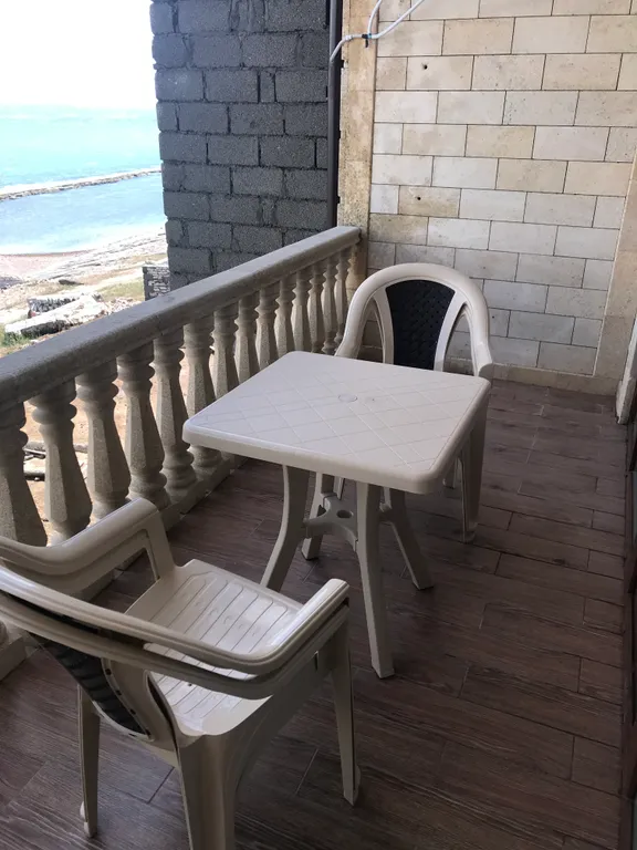 Квартира с видом на море, на берегу моря