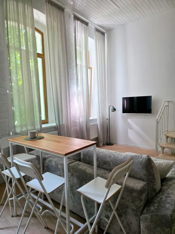 Новые апартаменты с высокими окнами на пешеходной улице