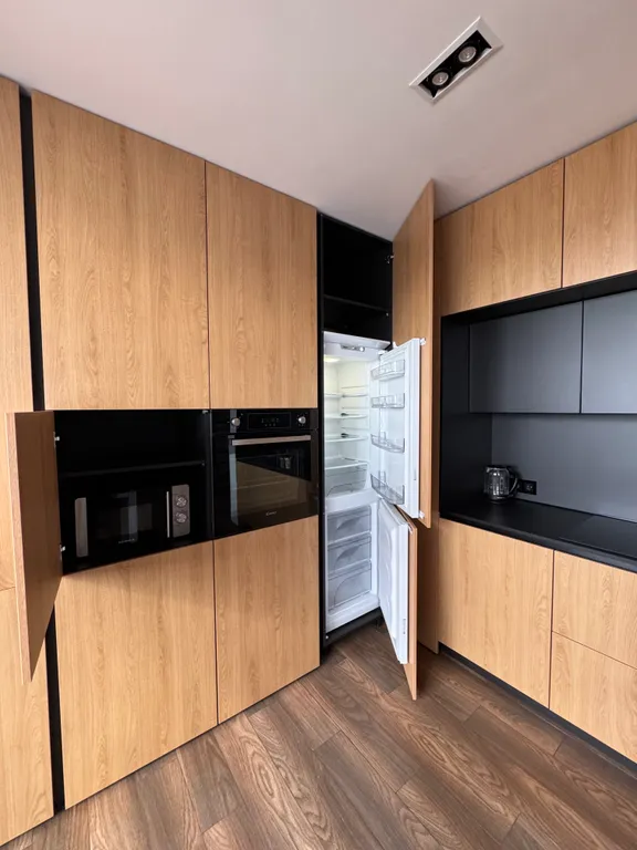 Стильная двухуровневая студия с захватывающим видом на город