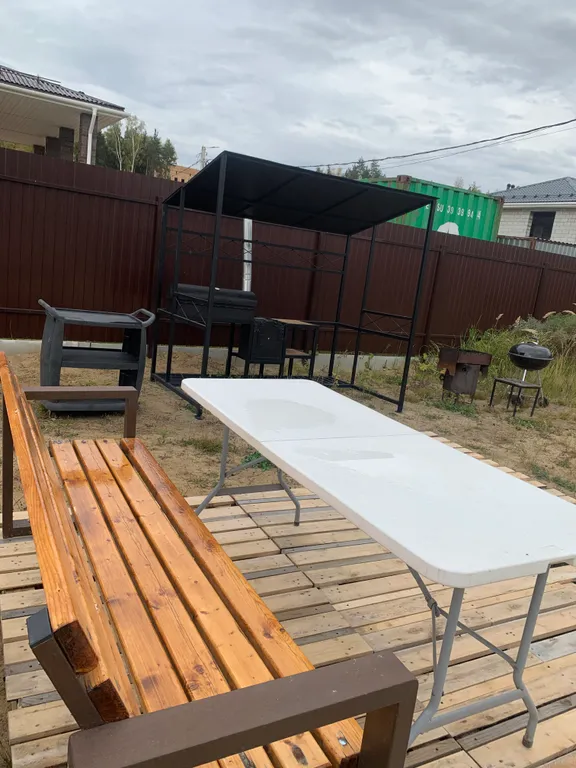 Уютный дом у леса и озера