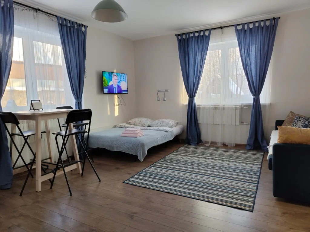 Уютная комната-студия у церкви на холме