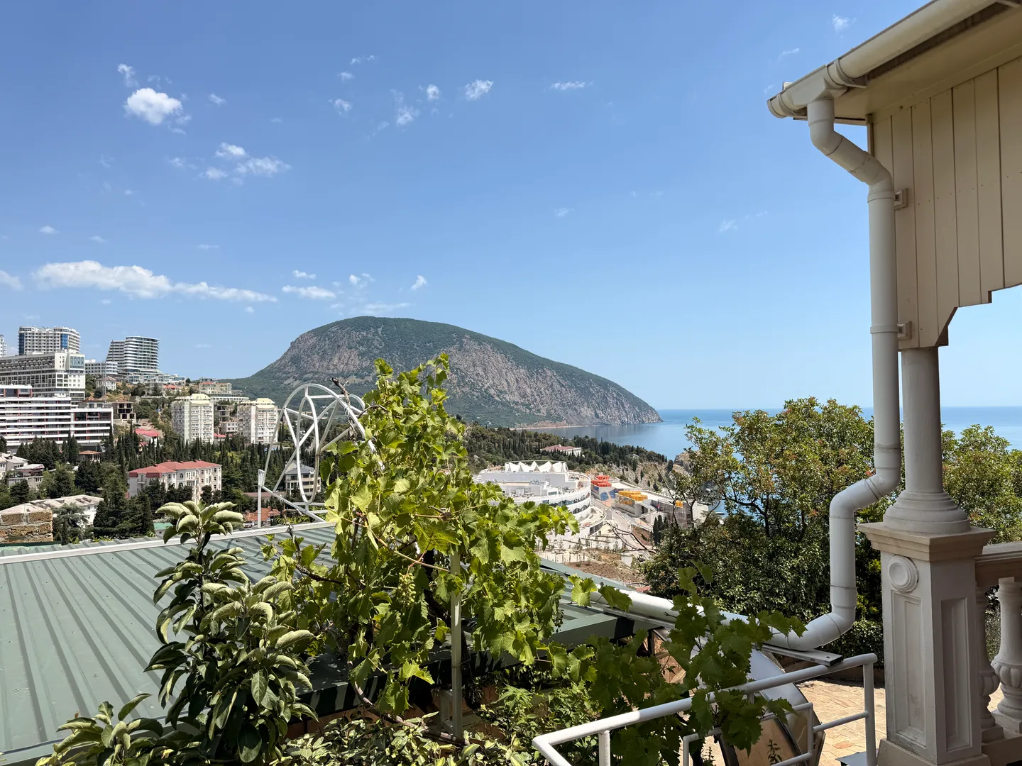 Панорама на море и гору Аю-Даг