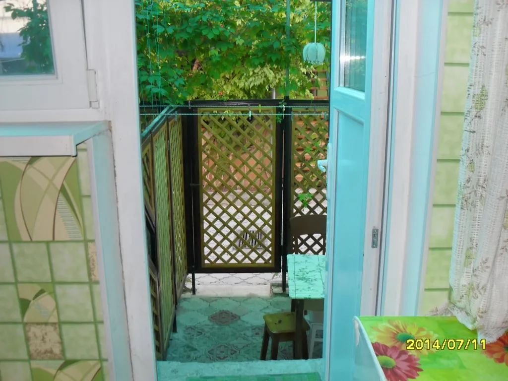 Благоустроенная двухкомнатная квартира с двориком у моря