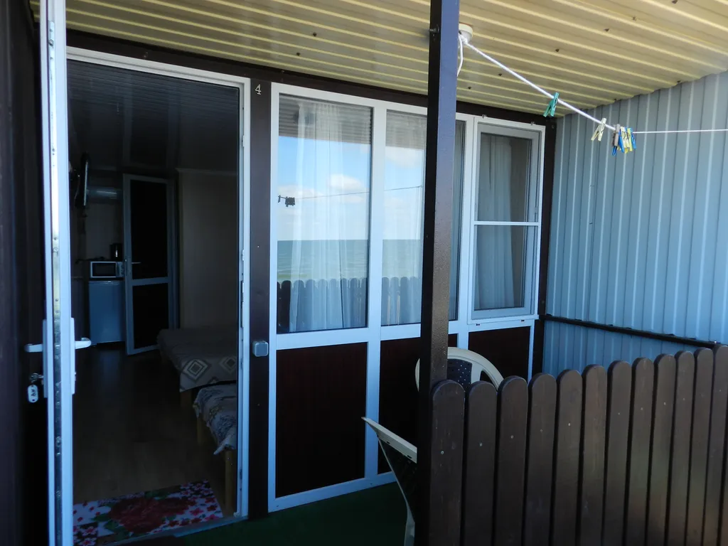 Уютная комната с видом на море