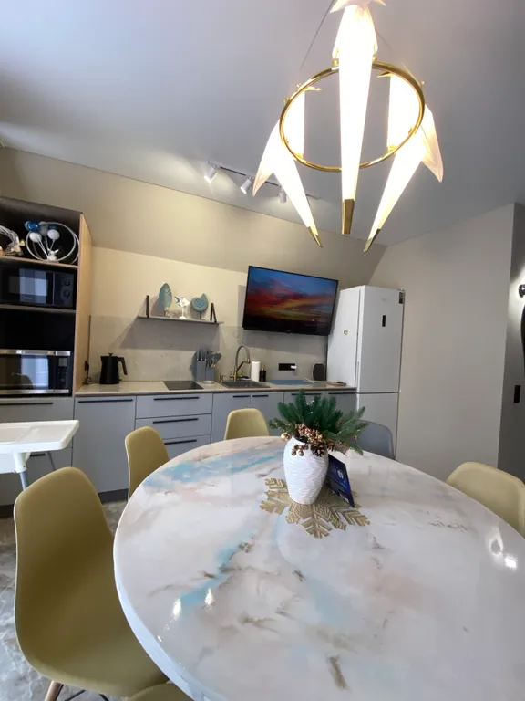 Дом на озере с бассейном