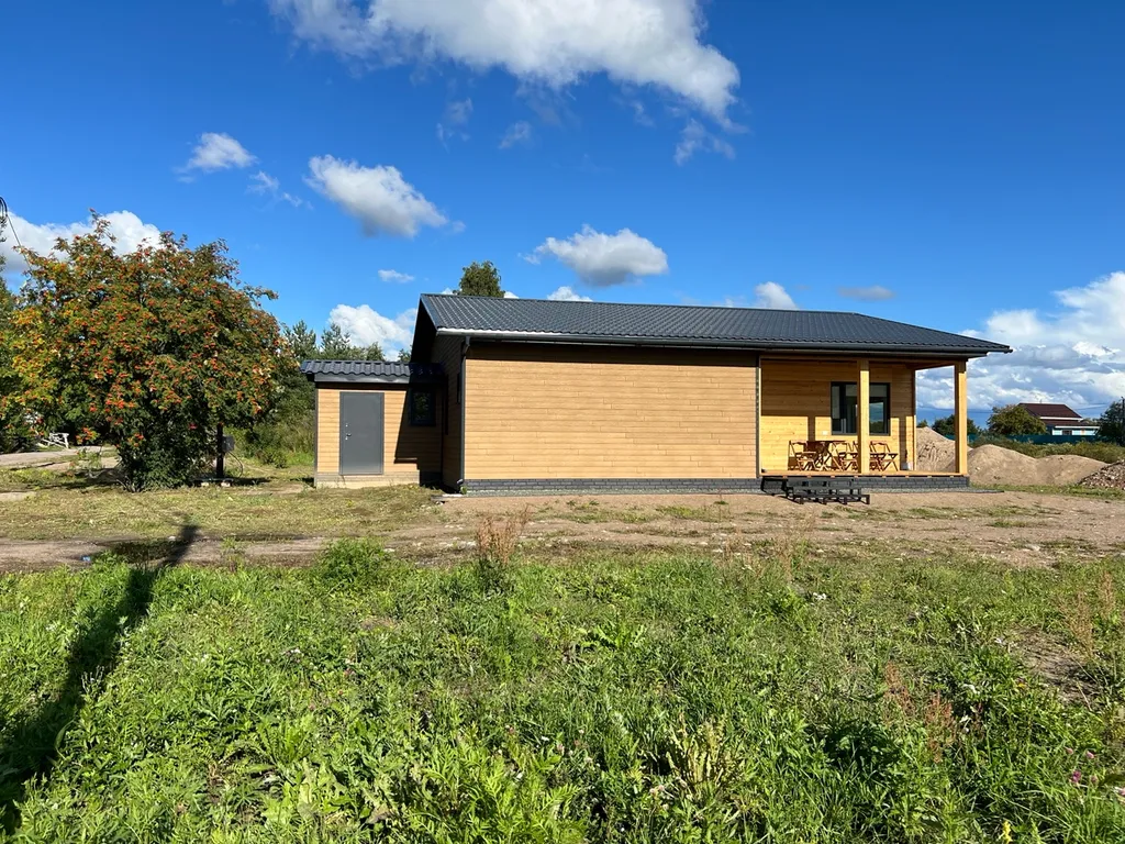 Уютный домик на берегу реки