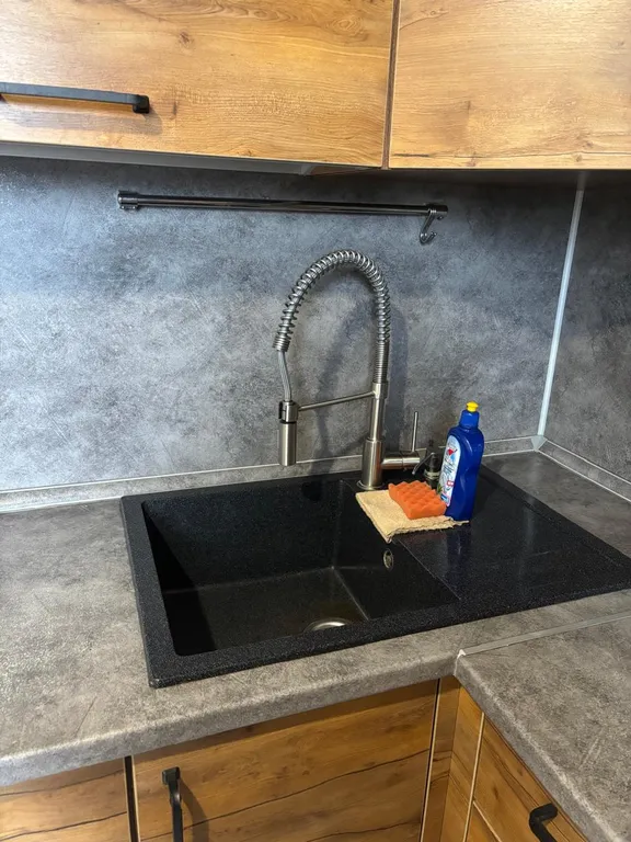 Стильная квартира с большой кроватью и телевизором смарт