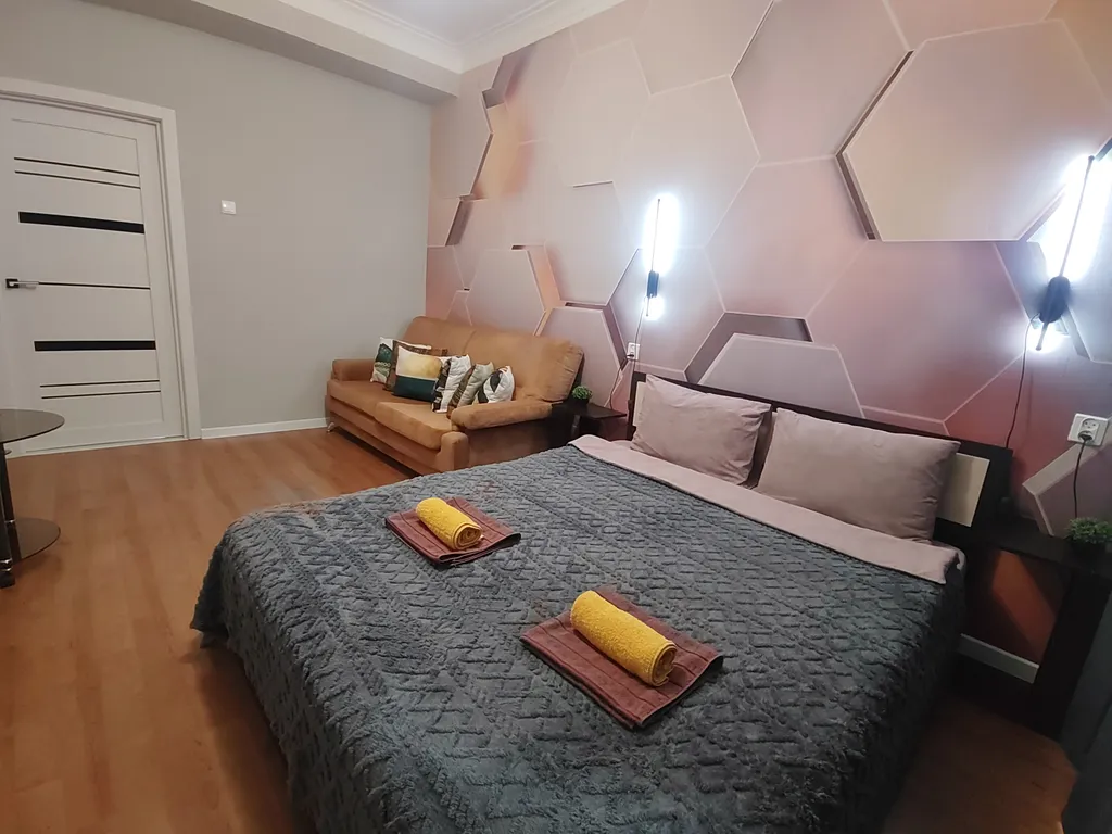 Трёхкомнатная квартира с раздельными комнатами, балконом в центре — аренда посуточно в Мурманск