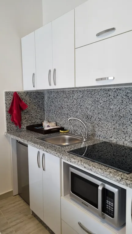 Уютная студия в тихом районе с бассейном и спортзалом в Хургаде