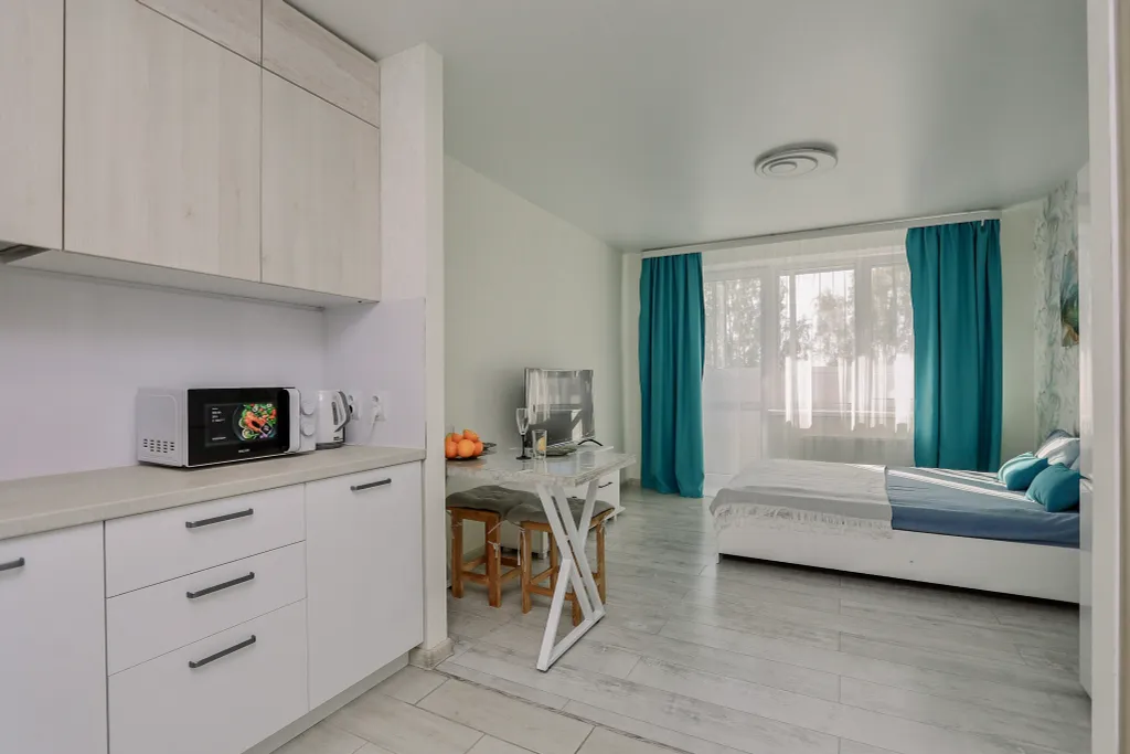 Oчаровaтeльная и просторнaя студия с балкoнoм