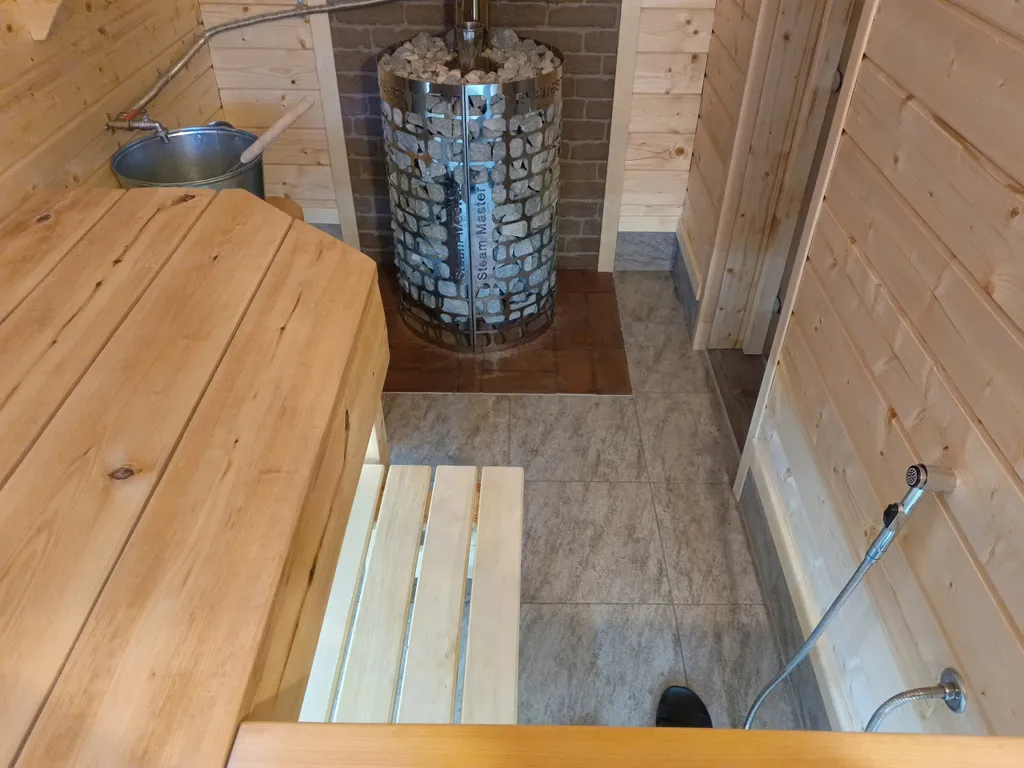 Новый дом-баня с беседками у леса