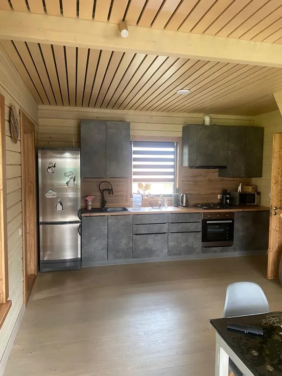 Уютный домик в лесу около реки