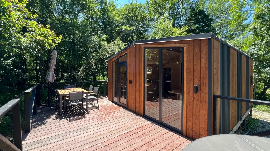 Дом с видом на лес рядом с горной рекой