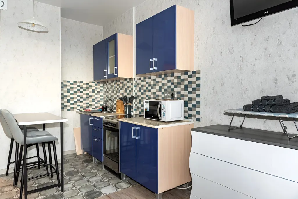 Уютная студия в скандинавском стиле с видом на лес