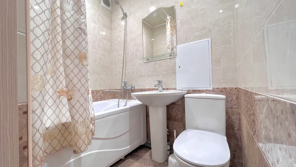 Проживание возле бювета и городского озера с видом из окна на гору