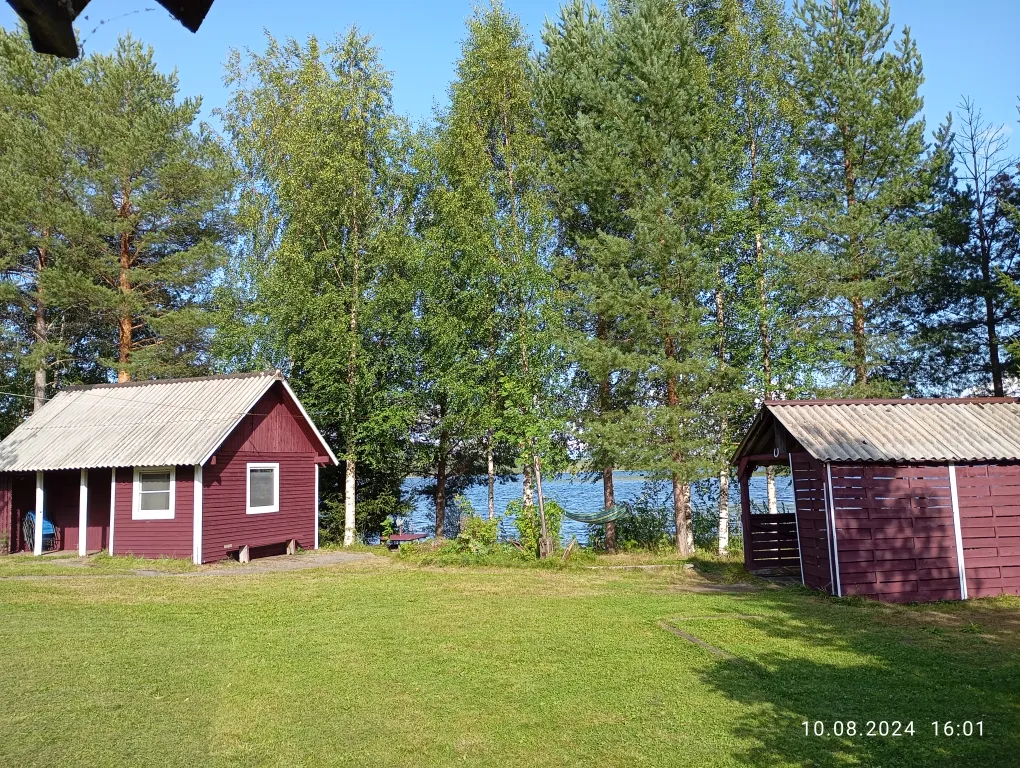 Дом на берегу с баней и лодкой