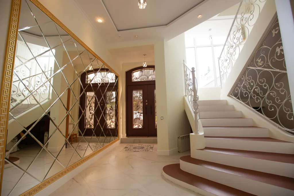 Большой трехэтажный дом