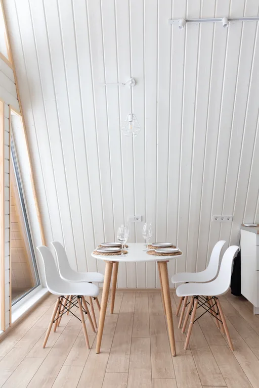 Уютный дом шалаш в лесу