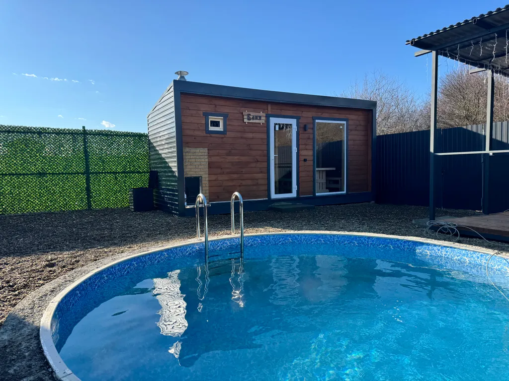 Уютная Хижина с теплым бассейном