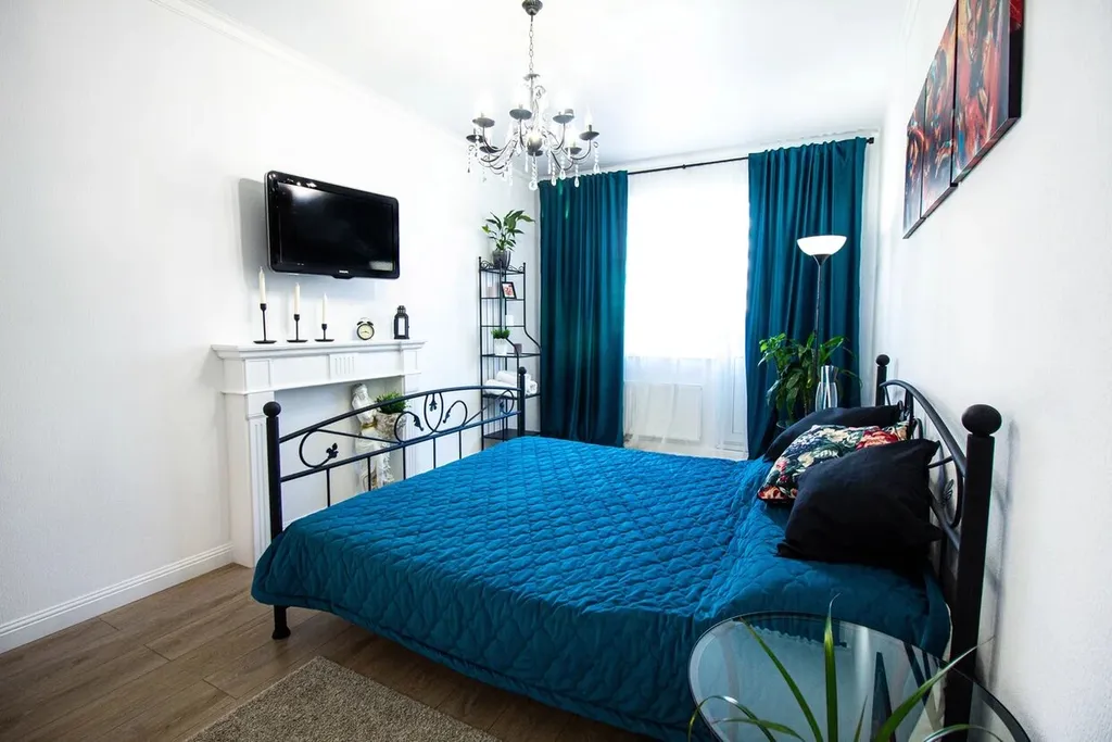 Шикарная дизайнерская квартира с кованой кроватью и камином