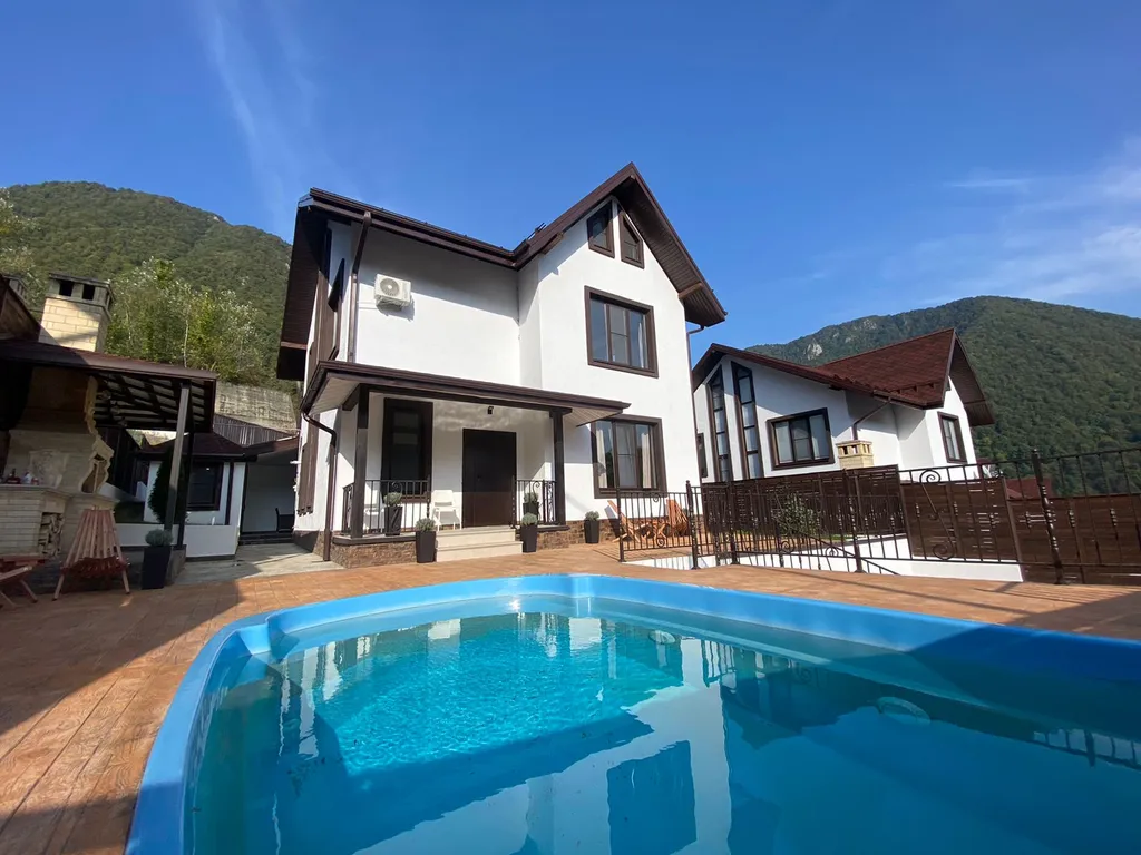 Дом с бассейном и домашним кинотеатром