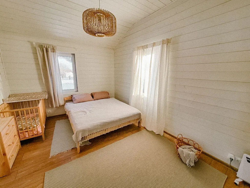 Дом с панорамными окнами и камином в Болотов Деревне