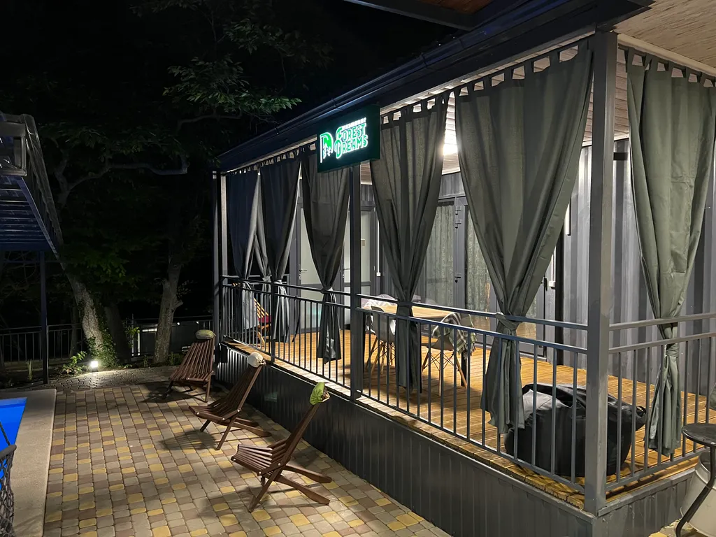 Домик в лесу с большой верандой