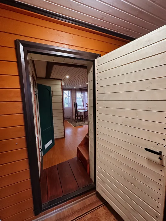 Двухэтажный дом на берегу реки Волга