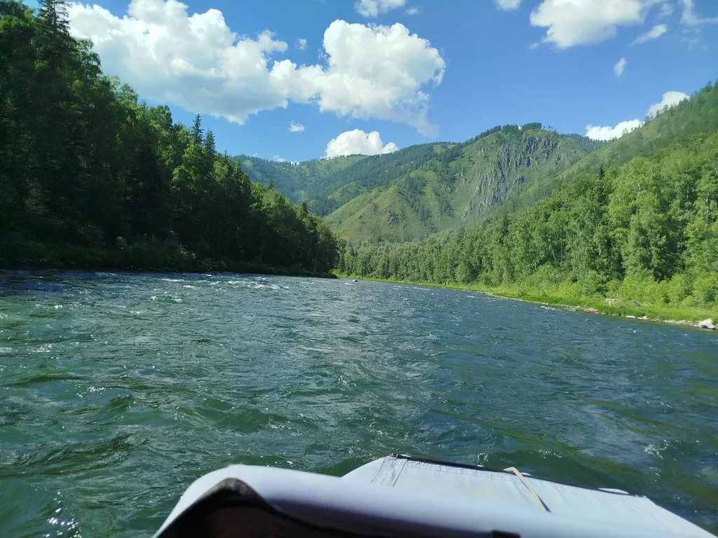 Уютный домик, на берегу реки