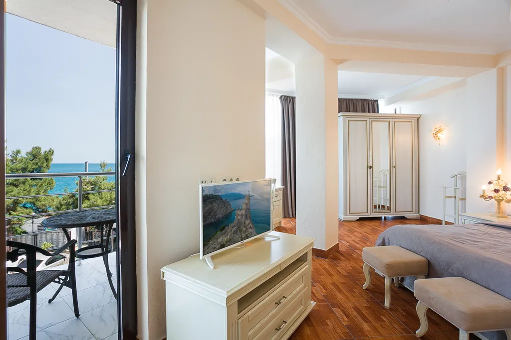 Просторная видовая двухкомнатная квартира на берегу моря в Ливадии