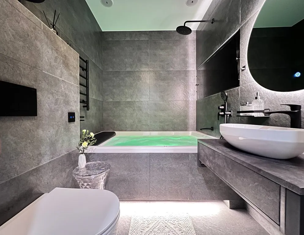 Уникальная cтудия с мини-бассейном на двоиx